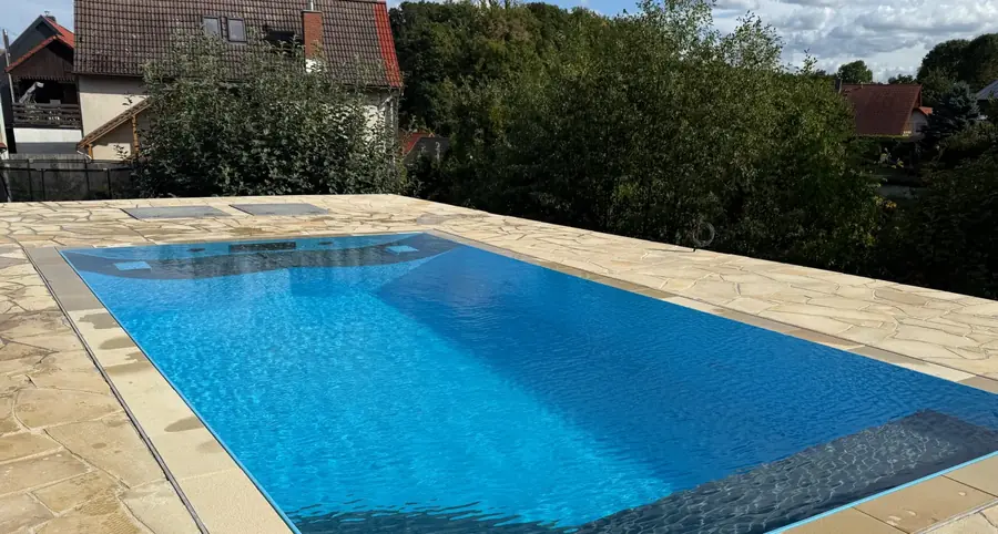 Basen skimmerowy w ogrodzie